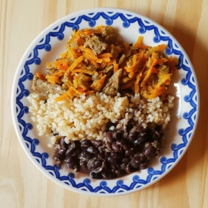 Iscas de carne com arroz integral, feijão preto e cenoura